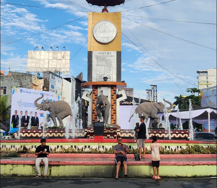 Tugu Adipura E P, 1. Flipflop Coffee, 2. Warung Nongkrong (WN), 3. TEMAN KOPI, 4. Beringin Cinta Unila, 5. KFC Kedaton Lampung, 6. Mall Boemi Kedaton, 7. Tugu Adipura Bundaran Gajah, 8. Waroeng Diggers, 9. Tugu Pengantin, 10. Lungsir, 11. Halaman Kantor Gubernur, 12. Wood Stairs Cafe, 13. Stadion Pahoman, 14. PKOR Way Halim, 15. The Summit Bistro, 16. Oops Pujasera, 17. Lampung Walk, 18. Kedai Mie Aceh Jamboe Raya Way Halim, 19. Cafe Babe (Tutup), 20. Jumbo SeaFood (Tutup), 21. Sky Garden Cafe and Resto, 22. Dijou Coffeebar ( RELX ), 23. Liep’s Cafe, 24. Owl Cafe (Tutup), 25. Perut Bulat Cafe and Resto (Tutup), 26. Alun-alun Kota bandar Lampung alias Taman Gajah, 27. Ciplaz Lampung (RAMAYANA), 28. Depan Museum Lampung