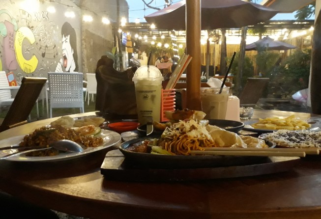 W.H.O Warung Hotplate Odon - Purwakarta Farid Moenajat, 1. Stasiun Kopi Purwakarta, 2. Hutan Jati Cafe & Gelato, 3. Jiro Coffee & Toast, 4. Oppa Korean Cafe & BBQ, 5. Two Elements Cafe, 6. Kakota Cafe dan Resto, 7. Queena Cake Corner, 8. Café The Sunday, 9. WKWK Food And Drink – Purwakarta, 10. Cafe & Resto FOLLOWMIE (Tutup), 11. W.H.O Warung Hotplate Odon – Purwakarta, 22. HEYHO CAFE AND COFFEE BAR, 13. Ngawangkong Cafe & Karaoke, 14. Selabin Tana Cafe (Tutup), 15. Nafa Cafe (Tutup), 16. Hide & Seek Purwakarta, 17. Hexa Space, 20. Teh Susu (Tutup), 21. Waroeng OTW (Tutup), 22. Yuri House Cafe (Tutup), 23. Inspired Coffee and Lounge (Tutup Sementara), 24. Hashtag Cafe (Tutup), 25. Warunk Upnormal Purwakarta, 26. Kopi Yor Purwakarta, 27. IMAKU Coffee & Pastry