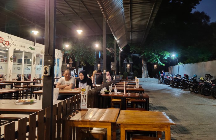 WKWK Food And Drink - Purwakarta Toby Cahyadi, 1. Stasiun Kopi Purwakarta, 2. Hutan Jati Cafe & Gelato, 3. Jiro Coffee & Toast, 4. Oppa Korean Cafe & BBQ, 5. Two Elements Cafe, 6. Kakota Cafe dan Resto, 7. Queena Cake Corner, 8. Café The Sunday, 9. WKWK Food And Drink – Purwakarta, 10. Cafe & Resto FOLLOWMIE (Tutup), 11. W.H.O Warung Hotplate Odon – Purwakarta, 22. HEYHO CAFE AND COFFEE BAR, 13. Ngawangkong Cafe & Karaoke, 14. Selabin Tana Cafe (Tutup), 15. Nafa Cafe (Tutup), 16. Hide & Seek Purwakarta, 17. Hexa Space, 20. Teh Susu (Tutup), 21. Waroeng OTW (Tutup), 22. Yuri House Cafe (Tutup), 23. Inspired Coffee and Lounge (Tutup Sementara), 24. Hashtag Cafe (Tutup), 25. Warunk Upnormal Purwakarta, 26. Kopi Yor Purwakarta, 27. IMAKU Coffee & Pastry