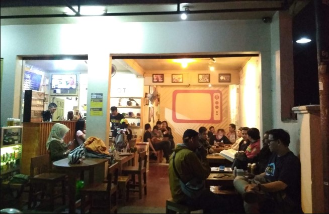 Wardis Koffie Irfan Malik, 1. Sabore Kitchen, 2. Secret Garden Cafe, 3. Depdoo, 4. Chicoba Cafe, 5. Mak Ecih Cafe, 6. The Celcius Coffee, 7. Bacil Cianjur, 8. Nicole’s Kitchen and Lounge, 9. Mayoutfit & Cafe, 10. Tan Keng Cu Resto & Bakery, 11. Twank Kitchen, 12. Cafe 259 Cianjur (Tutup), 13. Mr.Ebood Platinum Sayang, 14. Kilometer95 Coffee, 15. Orange Cafe Cianjur, 16. Arseven Coffee Corner, 17. Acakadut resto & Coffee Shop (Tutup), 18. Resto Wisata Ciherang, 19. Saung De Faqih, 20. Waroeng Botram, 21. MBS Bistro and Cafe (Tutup), 22. Langit Cafe, 23. Cafe Bcny, 24. Kedai Kopi Riung Gunung, 25. Sela Kopi, 26. Imah Kopi Cianjur, 27. Wardis Koffie, 28. 55 Cafe Cianjur, 29. diKala Coffee & Eatery Cianjur, 30. Cimaya (Tutup), 31. Ujala Cafe & Roastery, 32. De Baksoku, 33. Bakso Niku, 34. Cafe Teras ANYUN, 35. M Garden Cafe