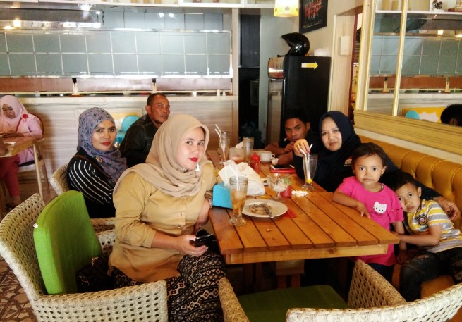 Warkop Mang Ucup Vinartie Kacab, 1. Kopilogi, 2. Jemma Coffee, 3. Zabir Coffee and Friends, 4. Our Home ( Eat – Drink – Read ), 5. Hangout Cafe, 6. MENUME Terrace White Cafe, 7. D’Anclom Bistro (Tutup), 8. Garasi Mono Cafe (Tutup), 9. Toast Ngopi, 10. Roti & Kopi Gudang Rasa, 11. Lyfe Eatery (Tutup), 12. Talkie Space, 14. King Cafe, 15. Mahkota Java Cafe, 16. LAMANSUA Coffee, 17. 57 Terus Coffee, 18. D’Eleven Cafe & Resto (Tutup), 19. Cima Milk (Tutup), 20. Taman Kopi Cisurupan, 21. Collega Coffee, 22. Fratello Gelato and Coffee Shop (Tutup), 23. Warkop Mang Ucup, 24. Penyoe Kakopi, 25. Tempat Ketiga, 26. Balong, 27. Kopi Senja, 28. Yogiva Cafe and Resto, 29. SHAFF Resto & Cafe, 30. Benjamin Coffee Bar, 31. Cafe Cozy Afternoon, 32. Eatboss Garut (Tutup), 33. Hayoo Ngopi
