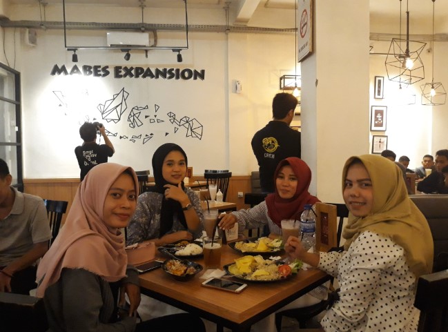 Waronk MABES Riva Milta, 1. Casa De Alicia, 2. Kopi Ketje Jelutung, 3. Atmosfer Cafe, 4. Duniawi Coffee House, 5. Cafe Hangout, 6. Collega Cafe (Tutup), 7. The Classio Cafe, 8. Simon Son Coffee Baker, 9. Taman Langit Cafe (Tutup), 10. Coffee Story, 11. Rain Coffee and Eatery, 12. Waronk Mabes, 13. Ice&Bean, 14. Keep Burger, 15. Warunk Upnormal (Tutup), 16. Jabat Tangan Coffee, 17. Cafeka, 18. Moo Nyusu, 19. Camp Coffee, 20. QZ Comic Cafe, 21. Double D Cafe (Tutup), 22. Unlimited Cafe (Tutup), 23. Eonni M Korean Food Cafe, 24. Clave Cafe (Tutup), 25. Le Colonia, 26. Waroenk Jogja, 27. Jkovkoffie, 28. Copi Oey, 29. Circle Coffee, 30. Cafe Hello Sapa, 31. Soemantri, 32. Hepitea Story, 33. Dome Steak, 34. Cafe Buzz and Resto (Tutup)