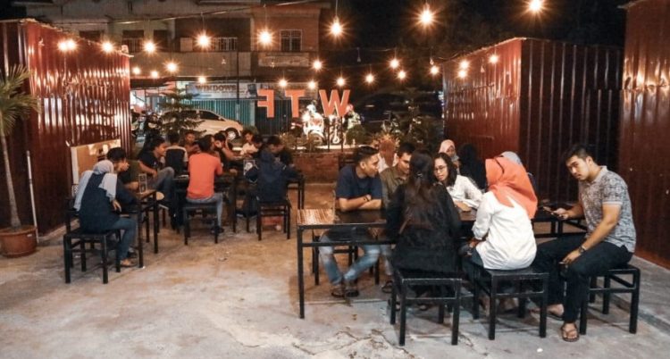 Well The Food ( WTF Cafe ), 1. Well The Food (WTF Cafe), 2. Dailycious Cafe & Resto, 3. Bencoolen Coffee House, 4. Janji Jiwa & Jiwa Tea Jilid 485, 5. Waroeng Kupi Rumoh Atjeh, 6. Nick Coffee & Ayam Pringgading, 7. Edu Coffee, 8. Konakito (Tutup), 9. Adem Resto, 10. Papuk Mamuk, 11. Aloha Resto, 12. Kedai Kopi Luwak, 13. Eleven Cafe Bengkulu, 14. Bro and Sis Cafe, 15. Truly Cafe and Resto (Tutup), 16. Dream Tea House, 17. Kedai 63 (Tutup), 18. Paris Van Java Cafetaria (Tutup), 19. Roemah Roti, 20. Garis Waktu Coffee, 21. Teras Tebeng, 22. Mozilicious, 23. Rucci Coffee and Mixology, 24. Cafe Metime.id, 25. Bogoshipo Cafe, 26. David Black and Coffee, 27. Time to Wohoo, 28. Barracas Bistro