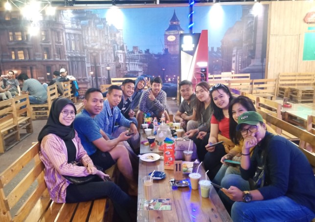 ZABIR Coffee And Friends Rudy 59, 1. Kopilogi, 2. Jemma Coffee, 3. Zabir Coffee and Friends, 4. Our Home ( Eat – Drink – Read ), 5. Hangout Cafe, 6. MENUME Terrace White Cafe, 7. D’Anclom Bistro (Tutup), 8. Garasi Mono Cafe (Tutup), 9. Toast Ngopi, 10. Roti & Kopi Gudang Rasa, 11. Lyfe Eatery (Tutup), 12. Talkie Space, 14. King Cafe, 15. Mahkota Java Cafe, 16. LAMANSUA Coffee, 17. 57 Terus Coffee, 18. D’Eleven Cafe & Resto (Tutup), 19. Cima Milk (Tutup), 20. Taman Kopi Cisurupan, 21. Collega Coffee, 22. Fratello Gelato and Coffee Shop (Tutup), 23. Warkop Mang Ucup, 24. Penyoe Kakopi, 25. Tempat Ketiga, 26. Balong, 27. Kopi Senja, 28. Yogiva Cafe and Resto, 29. SHAFF Resto & Cafe, 30. Benjamin Coffee Bar, 31. Cafe Cozy Afternoon, 32. Eatboss Garut (Tutup), 33. Hayoo Ngopi