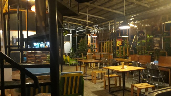 Zee Coffee Ahmad Hanapi, 1. Bamboo Beach Bar Pangandaran, 2. Brillo Pizza, 3. Litera Coffee and Library, 4. Diujung Laut Coffee & Roastery, 5. Woody Coffee, 6. Overtime Coffee, 7. Morgan Coffee – MORGAN Seafood Pangandaran, 8. Kedai Kaya Rasa, 9. Toko Kopi Sjahtra, 10. Lagoon Beer House (Non Halal) – Tutup Permanen, 11. A&R Cafe, 12. Madys Gelato, 13. Jumbo Coffee Bar Pangandaran, 14. Siti Mungil Steak House, 15. Pangandaran VapeStore, 16. Kampung Turis, 17. Nolkilo Coffee Corner, 18. Bolak Balik Cafe, 19. SUNSET CORNER urban cafe, 20. Captain Cafe And Bar, 21. Zee Cafe, 22. Pasanggrahan Cafe and Resto (Tutup), 23. Al Fresko Cafe (Tutup Sementara), 24. Warunk Rock N Roll 78 Pangandaran, 25. TEES COFFEE X BATMANS STEAK, 26. Big Burger Cafe, 27. JAVANILA CAFE (Tutup), 28. badiakopi, 29. Lacultura Koffie Bar & Supply, 30. Kokyo by Sjahtra, 31. Hidden tropical vibes, 32. Glory Beach Cafe & Restaurant, 33. Bumi Kaula Pangandaran