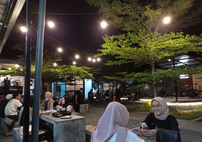 overtime coffee Ima Amaliah Syofa, 1. Kedai Kopi Biji, 2. Teens Cafe, 3. Barrade Koffie, 4. Flamboyant Kopi Areng, 5. Jandela Kopi, 6. Belrumm Coffee, 7. Warung Cikopi, 8. Overtime Coffee, 9. Akum Steak, 10. Kedai Berry and Billiard, 11. D Cof Cafe (Tutup), 12. Cokro Bubble &amp; Mie Jeko, 13. Kedai Kopi D’raja, 14. Chili and Cheer Cafe (Tutup), 15. Dapur Cep Bobby, 16. Satir, 17. Djoeanda 265 Coffee &amp; Kitchen, 18. Kopi Jati, 19. Kedai Viral Ciamis, 20. Lebih Dari Coffee, 21. D Cof Cafe (Tutup), 22. Sitdownkopi, 23. Shottime coffee, 24. Selaras Outdoor Cafe Ciamis, 25. Rumah Buni Cafe &amp; Resto, 26. Albaik, 27. Parkir Café D’Puncer, 28. DOM Coffee Ciamis, 29. Taya Coffee, 30. Partha Coffee and Kitchen (Tutup), 31. Happen Coffee and Kitchen (Tutup), 32. Namles Coffee and Bread (Tutup), 33. Kopi Darat (Tutup), 34. Karib Coffee, 35. Kopi Janji Jiwa, 36. Alun-alun Ciamis, 37. WDcaffe, 38. Kedai Harmoni