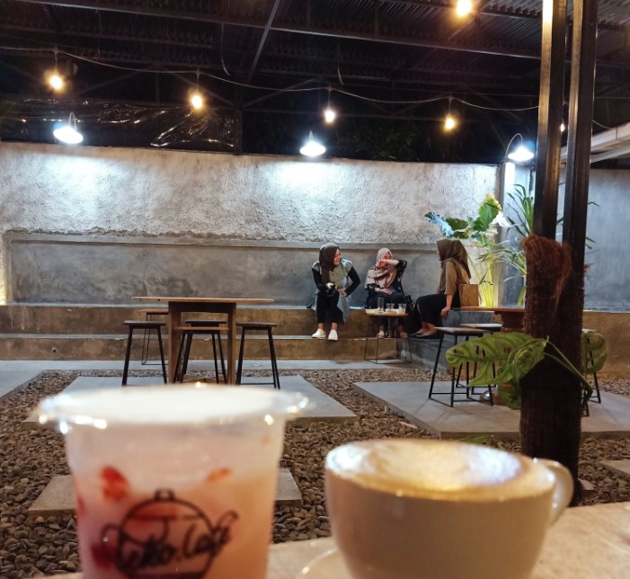 tekolate2nd Mbali Alix, 1. Kurma Resto &amp; Coffee Shop, 2. kopiNAN.co, 3. Cafe 33, 4. Constante Coffee &amp; Cake, 5. BELIKOPI. BLORA, 6. Metro Coffee, 7. Samin Coffee Shop, 8. Teko Latte, 9. Kedai Wilis, 10. Kafe Manggala, 11. Warung Iwak Kali Tempuran, 12. Londho Coffee Shop, 13. Tigasembilan, 14. Seteduh Coffee, 15. Jukopi, 16. Loss Cafe, 17. Its Milk Blora (Tutup), 18. Rodeo Angkring &amp; Cafe, 19. YY’s White house (Tutup), 20. Kedai Gang Mangga, 21. Constante coffee &amp; cake, 22. Tekolate2nd, 23. Segara Cafe, 24. Coffee and Cafe BEN’s, 25. Play Cafe Blora, 26. Omah Majapahit, 27. Angkringan Level Up Blora, 28. Sedjoli Blora, 29. Chara Ice Cream, 30. My Chicken Cafe &amp; Resto (Tutup), 31. Book.ing Library &amp; Cafe