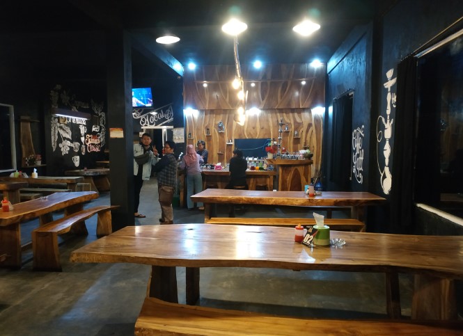 AA Cafe Resto anggara KJ, 1. Argo Loro Kopi, 2. Kopi DjuWos, 3. Pendopo Alit Boyolali, 4. Opallet Cafe, 5. Hekya Cafe, 6. Daipilong LabaLaba Boyolali, 7. Kedai Mujur’s, 8. KEDAI MATMOEN, 9. Vappiano Resto &amp; Cafe, 10. Pim n pom Fried Chicken, 11. Omah Bakar On The Street, 12. Horock Coffee Boyolali, 13. Deselokaton Boyolali, 14. Breakout Tea &amp; Coffee, 15. Clear up Cafe (Tutup), 16. Culture Coffee Boyolali, 17. Amor coffee talks, 18. Maha.pinkcafe, 19. KiNG Coffee Boyolali, 20. Omah Dewe Cafe, 21. Dembakoe Cafe, 22. D’ Garden Cafe Selo, 23. Kafe Organik Etasia, 24. AA Cafe Resto, 25. Kohaku Cafe, 26. Macchiato Coffee, 27. Skapat Coffee House, 28. Mario Star Coffee, 29. T-Co Caffe (Tutup), 30. Clear Up Eatery &amp; Mixology (Tutup), 31. Social Garden (Tutup), 32. W-dangan Kandang Sapi (Tutup)