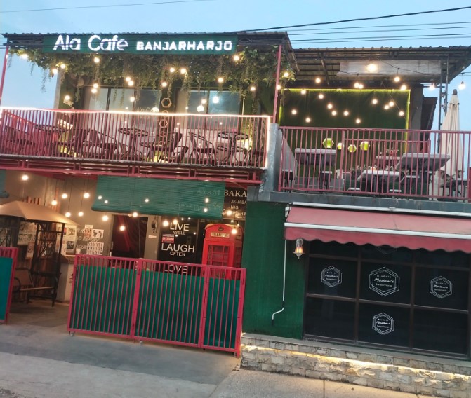 Ala Cafe Madam'e Banjarharjo, 1. DUE CAFE, 2. Njajan.co 04, 3. Cafe Susu Putri Bumi, 4. Jong Cafe, 5. Asem Jawa Cafe, 6. Sembawang Cafe, 7. Kedai Kopi Tanpa Nama, 8. D’milk Kedai Susu, 9. Ala Cafe Madam’e Banjarharjo, 10. VOC kafe, 11. Aldan Coffee, 12. Gila Duren, 13. Kedai Ceker Ndower, 14. Family Billiard &amp; Coffee, 15. Rumah Makan Kedung Roso, 16. Kupat Blengong Kasturi Rajak Putra, 17. Rumah Makan Alang Alang, 18. Rumah Makan Pak Tarwud, 19. Cam Cafe, 20. SIGELENG COFFEE &amp; EATERY (Tutup), 21. Royal Cafe, 22. King’s Coffee Brebes, 23. Kedai Kopi He Kafei, 24. Asem Jawa Kafe, 25. Janji Jiwa, 26. Cafe Milk 3, 27. TEND Coffee and Tea (Tutup), 28. Puspa Deck (Tutup), 29. Rajaswa Coffee