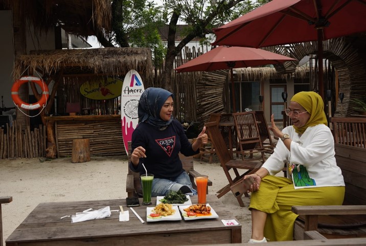Amore Cafe Alan TIMES Channel, 1. Ngopi Doeloe, 2. Orchid Bakery and Resto, 3. Selaz Cafe, 4. Ngopi Bung, 5. Kedai Kopi Roemah 151, 6. Warung Si Hitam – D’Rumahibu Cafe &amp; Resto, 7. Bukan Cafe dan Resto, 8. Nyusu Doeloe, 9. Toga Peak Cafe, 10. Balad Coffee (Tutup), 11. Giggle box Cafe and Resto, 12. Cafe Sumantri, 13. Plumeria Cafe &amp; Creative Space, 14. Plumeria House, 15. Kedai Wake Up, 16. Banyu Biru Cafe, 17. Manualism Coffee, 18. Ex Drink Me (Tutup), 19. Wasabi Sushi &amp; Ramen Jatinangor, 20. Spot Cafe Carwash and Barbershop (Tutup), 21. Saung Alam Flora, 22. Amala Coffee, 23. Sawala Space &amp; Café, 24. Past Story, 25. LIMASAN’s FINEST – CAFE, 26. Katenjo Chill Space &amp; Coffee Bar, 27. Kopi Brontak, 28. Hej House, 29. Athenary Coffee, 30. Kedai Kopi Kharikov Sumedang, 31. Amore Cafe, 32. Milda’s House Cafe, 33. Cafe Saga, 34. Eilaji Coffee, 35. Sarvara Coffee &amp; Chill space, 36. Cheko Cafe Resto (Tutup), 37. Appa Cafe