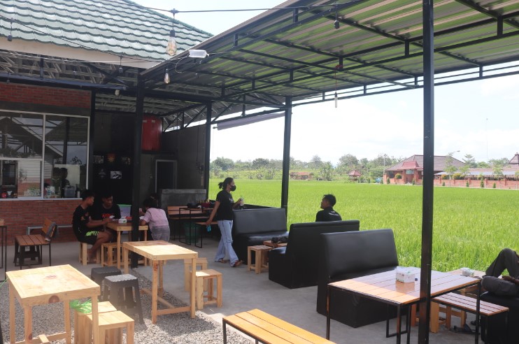 Angkringan Level Up Blora Rizki Pradana SMKS Al Alif Blora, 1. Kurma Resto &amp; Coffee Shop, 2. kopiNAN.co, 3. Cafe 33, 4. Constante Coffee &amp; Cake, 5. BELIKOPI. BLORA, 6. Metro Coffee, 7. Samin Coffee Shop, 8. Teko Latte, 9. Kedai Wilis, 10. Kafe Manggala, 11. Warung Iwak Kali Tempuran, 12. Londho Coffee Shop, 13. Tigasembilan, 14. Seteduh Coffee, 15. Jukopi, 16. Loss Cafe, 17. Its Milk Blora (Tutup), 18. Rodeo Angkring &amp; Cafe, 19. YY’s White house (Tutup), 20. Kedai Gang Mangga, 21. Constante coffee &amp; cake, 22. Tekolate2nd, 23. Segara Cafe, 24. Coffee and Cafe BEN’s, 25. Play Cafe Blora, 26. Omah Majapahit, 27. Angkringan Level Up Blora, 28. Sedjoli Blora, 29. Chara Ice Cream, 30. My Chicken Cafe &amp; Resto (Tutup), 31. Book.ing Library &amp; Cafe