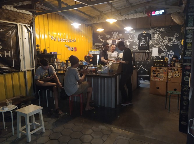 Bersinggah 1.0 Lalas Journey, 1. Bioskop Mie &amp; Kopi, 2. Wintosh Coffee, 3. Forest Kopi, 4. Jiwalova Kopi, 5. Terakota Coffee &amp; Donut, 6. Tombo Coffee, 7. COCONUT SEASIDE (Tutup), 8. Salala Beach, 9. La Vanya – Beach Cafe, 10. VINZ COFFEE &amp; RESTO, 11. Sangria Resto Cafe, 12. Cafe Disini Kopi ( R 3 Point ), 13. Metsa Kopi, 14. Pondok Kopi Lebo, 15. Foodpedia Batang (Tutup), 16. de.blado, 17. Nolkoma coffee &amp; space, 18. Hello Beach, 19. Ngopa Ngopi Sigandu, 20. Kayana Kopi, 21. D Prigi Coffe Food &amp; beverage, 22. Like Mie &amp; Coffee, 23. Joes Coffee, 24. Bersinggah 2.0 Coffee Space &amp; Culinary, 25. Kapeo On The Beach, 26. Bersinggah 1.0, 27. BELIKOPI. BATANG