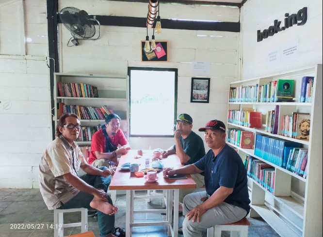 Book.ing Library &amp; Cafe Kang Santri, 1. Kurma Resto &amp; Coffee Shop, 2. kopiNAN.co, 3. Cafe 33, 4. Constante Coffee &amp; Cake, 5. BELIKOPI. BLORA, 6. Metro Coffee, 7. Samin Coffee Shop, 8. Teko Latte, 9. Kedai Wilis, 10. Kafe Manggala, 11. Warung Iwak Kali Tempuran, 12. Londho Coffee Shop, 13. Tigasembilan, 14. Seteduh Coffee, 15. Jukopi, 16. Loss Cafe, 17. Its Milk Blora (Tutup), 18. Rodeo Angkring &amp; Cafe, 19. YY’s White house (Tutup), 20. Kedai Gang Mangga, 21. Constante coffee &amp; cake, 22. Tekolate2nd, 23. Segara Cafe, 24. Coffee and Cafe BEN’s, 25. Play Cafe Blora, 26. Omah Majapahit, 27. Angkringan Level Up Blora, 28. Sedjoli Blora, 29. Chara Ice Cream, 30. My Chicken Cafe &amp; Resto (Tutup), 31. Book.ing Library &amp; Cafe
