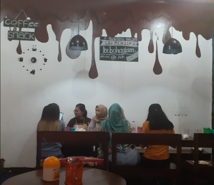Cafe Queen, 1. Rumah Koffie Mr. Ino, 2. Teringat Kopi, 3. Cannella Cafe, 4. Kopi Janji Jiwa, 5. Teras Kita, 6. Taste Coffee, 7. Ruko Coffee Bean Shop, 8. Halaman Indramayu, 9. LO.LO Coffee & Resto Indramayu, 10. Rannum Space, 11. Dip Cafe, 12. District Cafe, 13. Milk Lova Cafè (Tutup), 14. Kedai DJIROLOE, 15. Cowboy Cafe, 16. Dapur Bunda, 17. Siesan Tea Of Taiwan (outlet), 18. FREETIME CAFE (Tutup), 19. Kali Susu Kafe (Tutup), 20. Cangkir Senja, 21. Cafe Queen, 22. Coffee Land Out Layaly (Tutup), 23. Zon@ Kongkow, 24. D&G Cafe, 25. Coffee Zak, 26. D’plan Resto & Caffe, 27. Kedai Rustic Indramayu