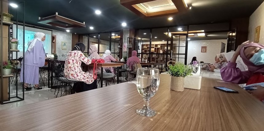 Cheko Cafe Resto Cathy Mayangsari, 1. Ngopi Doeloe, 2. Orchid Bakery and Resto, 3. Selaz Cafe, 4. Ngopi Bung, 5. Kedai Kopi Roemah 151, 6. Warung Si Hitam – D’Rumahibu Cafe &amp; Resto, 7. Bukan Cafe dan Resto, 8. Nyusu Doeloe, 9. Toga Peak Cafe, 10. Balad Coffee (Tutup), 11. Giggle box Cafe and Resto, 12. Cafe Sumantri, 13. Plumeria Cafe &amp; Creative Space, 14. Plumeria House, 15. Kedai Wake Up, 16. Banyu Biru Cafe, 17. Manualism Coffee, 18. Ex Drink Me (Tutup), 19. Wasabi Sushi &amp; Ramen Jatinangor, 20. Spot Cafe Carwash and Barbershop (Tutup), 21. Saung Alam Flora, 22. Amala Coffee, 23. Sawala Space &amp; Café, 24. Past Story, 25. LIMASAN’s FINEST – CAFE, 26. Katenjo Chill Space &amp; Coffee Bar, 27. Kopi Brontak, 28. Hej House, 29. Athenary Coffee, 30. Kedai Kopi Kharikov Sumedang, 31. Amore Cafe, 32. Milda’s House Cafe, 33. Cafe Saga, 34. Eilaji Coffee, 35. Sarvara Coffee &amp; Chill space, 36. Cheko Cafe Resto (Tutup), 37. Appa Cafe