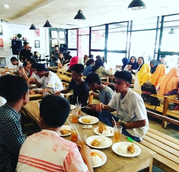 Clear up Cafe via Instagram.com @The_Clear_up, 1. Argo Loro Kopi, 2. Kopi DjuWos, 3. Pendopo Alit Boyolali, 4. Opallet Cafe, 5. Hekya Cafe, 6. Daipilong LabaLaba Boyolali, 7. Kedai Mujur’s, 8. KEDAI MATMOEN, 9. Vappiano Resto &amp; Cafe, 10. Pim n pom Fried Chicken, 11. Omah Bakar On The Street, 12. Horock Coffee Boyolali, 13. Deselokaton Boyolali, 14. Breakout Tea &amp; Coffee, 15. Clear up Cafe (Tutup), 16. Culture Coffee Boyolali, 17. Amor coffee talks, 18. Maha.pinkcafe, 19. KiNG Coffee Boyolali, 20. Omah Dewe Cafe, 21. Dembakoe Cafe, 22. D’ Garden Cafe Selo, 23. Kafe Organik Etasia, 24. AA Cafe Resto, 25. Kohaku Cafe, 26. Macchiato Coffee, 27. Skapat Coffee House, 28. Mario Star Coffee, 29. T-Co Caffe (Tutup), 30. Clear Up Eatery &amp; Mixology (Tutup), 31. Social Garden (Tutup), 32. W-dangan Kandang Sapi (Tutup)