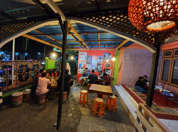 DAPUR BUNDA Ngalem Music, 1. Rumah Koffie Mr. Ino, 2. Teringat Kopi, 3. Cannella Cafe, 4. Kopi Janji Jiwa, 5. Teras Kita, 6. Taste Coffee, 7. Ruko Coffee Bean Shop, 8. Halaman Indramayu, 9. LO.LO Coffee & Resto Indramayu, 10. Rannum Space, 11. Dip Cafe, 12. District Cafe, 13. Milk Lova Cafè (Tutup), 14. Kedai DJIROLOE, 15. Cowboy Cafe, 16. Dapur Bunda, 17. Siesan Tea Of Taiwan (outlet), 18. FREETIME CAFE (Tutup), 19. Kali Susu Kafe (Tutup), 20. Cangkir Senja, 21. Cafe Queen, 22. Coffee Land Out Layaly (Tutup), 23. Zon@ Kongkow, 24. D&G Cafe, 25. Coffee Zak, 26. D’plan Resto & Caffe, 27. Kedai Rustic Indramayu