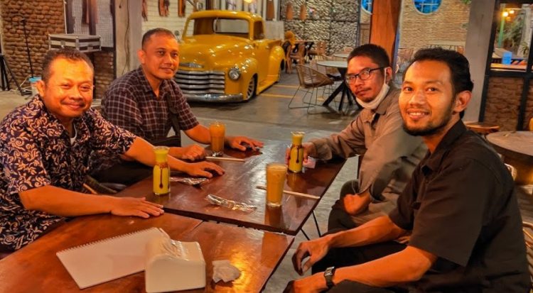Dembakoe cafe aim doank, 1. Argo Loro Kopi, 2. Kopi DjuWos, 3. Pendopo Alit Boyolali, 4. Opallet Cafe, 5. Hekya Cafe, 6. Daipilong LabaLaba Boyolali, 7. Kedai Mujur’s, 8. KEDAI MATMOEN, 9. Vappiano Resto &amp; Cafe, 10. Pim n pom Fried Chicken, 11. Omah Bakar On The Street, 12. Horock Coffee Boyolali, 13. Deselokaton Boyolali, 14. Breakout Tea &amp; Coffee, 15. Clear up Cafe (Tutup), 16. Culture Coffee Boyolali, 17. Amor coffee talks, 18. Maha.pinkcafe, 19. KiNG Coffee Boyolali, 20. Omah Dewe Cafe, 21. Dembakoe Cafe, 22. D’ Garden Cafe Selo, 23. Kafe Organik Etasia, 24. AA Cafe Resto, 25. Kohaku Cafe, 26. Macchiato Coffee, 27. Skapat Coffee House, 28. Mario Star Coffee, 29. T-Co Caffe (Tutup), 30. Clear Up Eatery &amp; Mixology (Tutup), 31. Social Garden (Tutup), 32. W-dangan Kandang Sapi (Tutup)