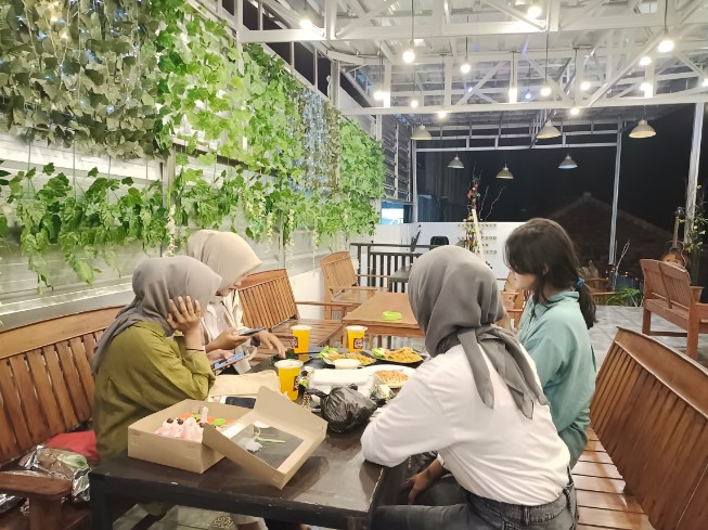 D'plan Resto & Caffe, 1. Rumah Koffie Mr. Ino, 2. Teringat Kopi, 3. Cannella Cafe, 4. Kopi Janji Jiwa, 5. Teras Kita, 6. Taste Coffee, 7. Ruko Coffee Bean Shop, 8. Halaman Indramayu, 9. LO.LO Coffee & Resto Indramayu, 10. Rannum Space, 11. Dip Cafe, 12. District Cafe, 13. Milk Lova Cafè (Tutup), 14. Kedai DJIROLOE, 15. Cowboy Cafe, 16. Dapur Bunda, 17. Siesan Tea Of Taiwan (outlet), 18. FREETIME CAFE (Tutup), 19. Kali Susu Kafe (Tutup), 20. Cangkir Senja, 21. Cafe Queen, 22. Coffee Land Out Layaly (Tutup), 23. Zon@ Kongkow, 24. D&G Cafe, 25. Coffee Zak, 26. D’plan Resto & Caffe, 27. Kedai Rustic Indramayu