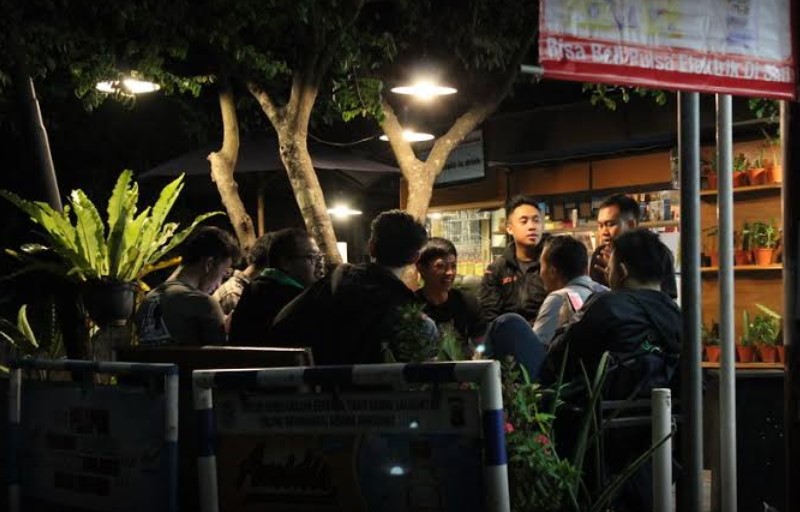 Ex DrinkMe, 1. Ngopi Doeloe, 2. Orchid Bakery and Resto, 3. Selaz Cafe, 4. Ngopi Bung, 5. Kedai Kopi Roemah 151, 6. Warung Si Hitam – D’Rumahibu Cafe &amp; Resto, 7. Bukan Cafe dan Resto, 8. Nyusu Doeloe, 9. Toga Peak Cafe, 10. Balad Coffee (Tutup), 11. Giggle box Cafe and Resto, 12. Cafe Sumantri, 13. Plumeria Cafe &amp; Creative Space, 14. Plumeria House, 15. Kedai Wake Up, 16. Banyu Biru Cafe, 17. Manualism Coffee, 18. Ex Drink Me (Tutup), 19. Wasabi Sushi &amp; Ramen Jatinangor, 20. Spot Cafe Carwash and Barbershop (Tutup), 21. Saung Alam Flora, 22. Amala Coffee, 23. Sawala Space &amp; Café, 24. Past Story, 25. LIMASAN’s FINEST – CAFE, 26. Katenjo Chill Space &amp; Coffee Bar, 27. Kopi Brontak, 28. Hej House, 29. Athenary Coffee, 30. Kedai Kopi Kharikov Sumedang, 31. Amore Cafe, 32. Milda’s House Cafe, 33. Cafe Saga, 34. Eilaji Coffee, 35. Sarvara Coffee &amp; Chill space, 36. Cheko Cafe Resto (Tutup), 37. Appa Cafe