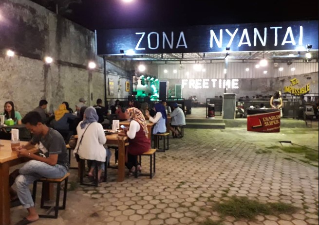 FREETIME CAFE Tofan Hidayat 19, 1. Rumah Koffie Mr. Ino, 2. Teringat Kopi, 3. Cannella Cafe, 4. Kopi Janji Jiwa, 5. Teras Kita, 6. Taste Coffee, 7. Ruko Coffee Bean Shop, 8. Halaman Indramayu, 9. LO.LO Coffee & Resto Indramayu, 10. Rannum Space, 11. Dip Cafe, 12. District Cafe, 13. Milk Lova Cafè (Tutup), 14. Kedai DJIROLOE, 15. Cowboy Cafe, 16. Dapur Bunda, 17. Siesan Tea Of Taiwan (outlet), 18. FREETIME CAFE (Tutup), 19. Kali Susu Kafe (Tutup), 20. Cangkir Senja, 21. Cafe Queen, 22. Coffee Land Out Layaly (Tutup), 23. Zon@ Kongkow, 24. D&G Cafe, 25. Coffee Zak, 26. D’plan Resto & Caffe, 27. Kedai Rustic Indramayu