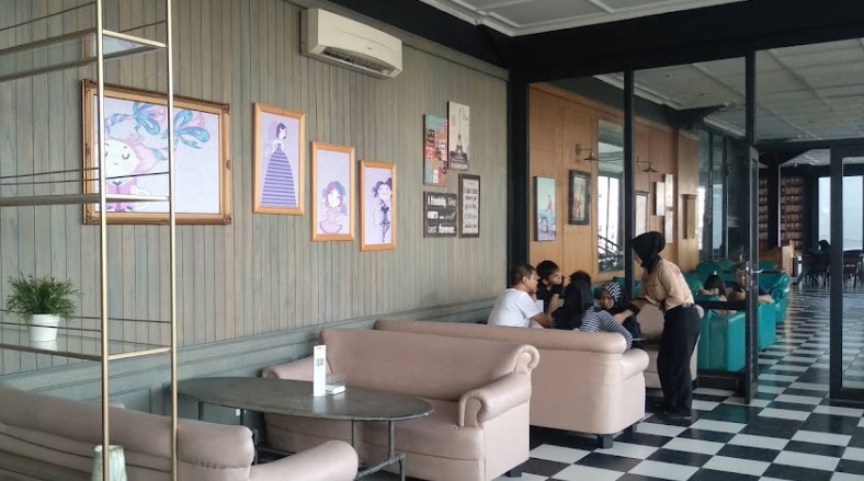 Giggle Box Café &amp; Resto Christine Cecylia, 1. Ngopi Doeloe, 2. Orchid Bakery and Resto, 3. Selaz Cafe, 4. Ngopi Bung, 5. Kedai Kopi Roemah 151, 6. Warung Si Hitam – D’Rumahibu Cafe &amp; Resto, 7. Bukan Cafe dan Resto, 8. Nyusu Doeloe, 9. Toga Peak Cafe, 10. Balad Coffee (Tutup), 11. Giggle box Cafe and Resto, 12. Cafe Sumantri, 13. Plumeria Cafe &amp; Creative Space, 14. Plumeria House, 15. Kedai Wake Up, 16. Banyu Biru Cafe, 17. Manualism Coffee, 18. Ex Drink Me (Tutup), 19. Wasabi Sushi &amp; Ramen Jatinangor, 20. Spot Cafe Carwash and Barbershop (Tutup), 21. Saung Alam Flora, 22. Amala Coffee, 23. Sawala Space &amp; Café, 24. Past Story, 25. LIMASAN’s FINEST – CAFE, 26. Katenjo Chill Space &amp; Coffee Bar, 27. Kopi Brontak, 28. Hej House, 29. Athenary Coffee, 30. Kedai Kopi Kharikov Sumedang, 31. Amore Cafe, 32. Milda’s House Cafe, 33. Cafe Saga, 34. Eilaji Coffee, 35. Sarvara Coffee &amp; Chill space, 36. Cheko Cafe Resto (Tutup), 37. Appa Cafe