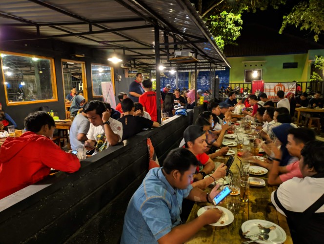 Hekya Cafe Dendy Irawan, 1. Argo Loro Kopi, 2. Kopi DjuWos, 3. Pendopo Alit Boyolali, 4. Opallet Cafe, 5. Hekya Cafe, 6. Daipilong LabaLaba Boyolali, 7. Kedai Mujur’s, 8. KEDAI MATMOEN, 9. Vappiano Resto &amp; Cafe, 10. Pim n pom Fried Chicken, 11. Omah Bakar On The Street, 12. Horock Coffee Boyolali, 13. Deselokaton Boyolali, 14. Breakout Tea &amp; Coffee, 15. Clear up Cafe (Tutup), 16. Culture Coffee Boyolali, 17. Amor coffee talks, 18. Maha.pinkcafe, 19. KiNG Coffee Boyolali, 20. Omah Dewe Cafe, 21. Dembakoe Cafe, 22. D’ Garden Cafe Selo, 23. Kafe Organik Etasia, 24. AA Cafe Resto, 25. Kohaku Cafe, 26. Macchiato Coffee, 27. Skapat Coffee House, 28. Mario Star Coffee, 29. T-Co Caffe (Tutup), 30. Clear Up Eatery &amp; Mixology (Tutup), 31. Social Garden (Tutup), 32. W-dangan Kandang Sapi (Tutup)