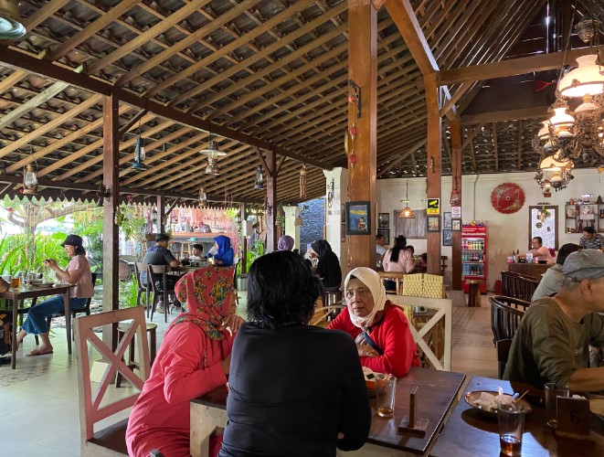 KOPI DjuWos Moms Dheara, 1. Argo Loro Kopi, 2. Kopi DjuWos, 3. Pendopo Alit Boyolali, 4. Opallet Cafe, 5. Hekya Cafe, 6. Daipilong LabaLaba Boyolali, 7. Kedai Mujur’s, 8. KEDAI MATMOEN, 9. Vappiano Resto &amp; Cafe, 10. Pim n pom Fried Chicken, 11. Omah Bakar On The Street, 12. Horock Coffee Boyolali, 13. Deselokaton Boyolali, 14. Breakout Tea &amp; Coffee, 15. Clear up Cafe (Tutup), 16. Culture Coffee Boyolali, 17. Amor coffee talks, 18. Maha.pinkcafe, 19. KiNG Coffee Boyolali, 20. Omah Dewe Cafe, 21. Dembakoe Cafe, 22. D’ Garden Cafe Selo, 23. Kafe Organik Etasia, 24. AA Cafe Resto, 25. Kohaku Cafe, 26. Macchiato Coffee, 27. Skapat Coffee House, 28. Mario Star Coffee, 29. T-Co Caffe (Tutup), 30. Clear Up Eatery &amp; Mixology (Tutup), 31. Social Garden (Tutup), 32. W-dangan Kandang Sapi (Tutup)