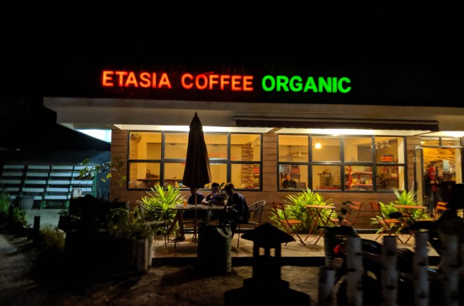 Kafe Organik Etasia Guntur Setyawan gorust, 1. Argo Loro Kopi, 2. Kopi DjuWos, 3. Pendopo Alit Boyolali, 4. Opallet Cafe, 5. Hekya Cafe, 6. Daipilong LabaLaba Boyolali, 7. Kedai Mujur’s, 8. KEDAI MATMOEN, 9. Vappiano Resto &amp; Cafe, 10. Pim n pom Fried Chicken, 11. Omah Bakar On The Street, 12. Horock Coffee Boyolali, 13. Deselokaton Boyolali, 14. Breakout Tea &amp; Coffee, 15. Clear up Cafe (Tutup), 16. Culture Coffee Boyolali, 17. Amor coffee talks, 18. Maha.pinkcafe, 19. KiNG Coffee Boyolali, 20. Omah Dewe Cafe, 21. Dembakoe Cafe, 22. D’ Garden Cafe Selo, 23. Kafe Organik Etasia, 24. AA Cafe Resto, 25. Kohaku Cafe, 26. Macchiato Coffee, 27. Skapat Coffee House, 28. Mario Star Coffee, 29. T-Co Caffe (Tutup), 30. Clear Up Eatery &amp; Mixology (Tutup), 31. Social Garden (Tutup), 32. W-dangan Kandang Sapi (Tutup)