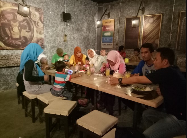 Kali Susu Kafe Rodani Syahdanu, 1. Rumah Koffie Mr. Ino, 2. Teringat Kopi, 3. Cannella Cafe, 4. Kopi Janji Jiwa, 5. Teras Kita, 6. Taste Coffee, 7. Ruko Coffee Bean Shop, 8. Halaman Indramayu, 9. LO.LO Coffee & Resto Indramayu, 10. Rannum Space, 11. Dip Cafe, 12. District Cafe, 13. Milk Lova Cafè (Tutup), 14. Kedai DJIROLOE, 15. Cowboy Cafe, 16. Dapur Bunda, 17. Siesan Tea Of Taiwan (outlet), 18. FREETIME CAFE (Tutup), 19. Kali Susu Kafe (Tutup), 20. Cangkir Senja, 21. Cafe Queen, 22. Coffee Land Out Layaly (Tutup), 23. Zon@ Kongkow, 24. D&G Cafe, 25. Coffee Zak, 26. D’plan Resto & Caffe, 27. Kedai Rustic Indramayu