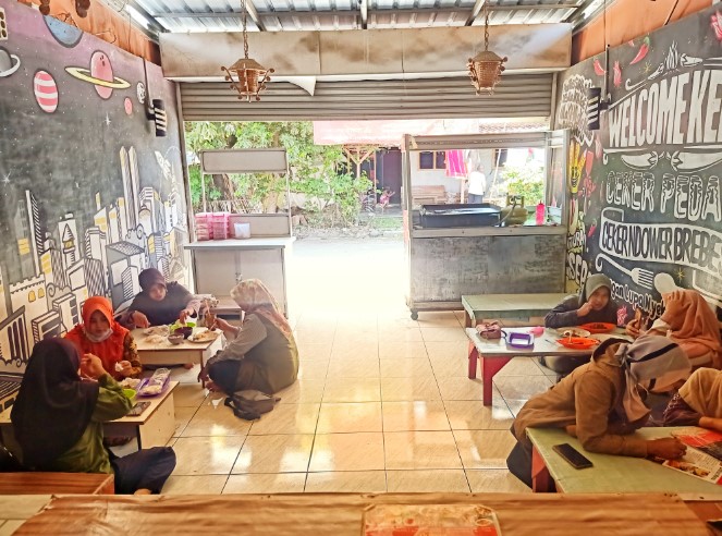 Kedai Ceker Ndower, 1. DUE CAFE, 2. Njajan.co 04, 3. Cafe Susu Putri Bumi, 4. Jong Cafe, 5. Asem Jawa Cafe, 6. Sembawang Cafe, 7. Kedai Kopi Tanpa Nama, 8. D’milk Kedai Susu, 9. Ala Cafe Madam’e Banjarharjo, 10. VOC kafe, 11. Aldan Coffee, 12. Gila Duren, 13. Kedai Ceker Ndower, 14. Family Billiard &amp; Coffee, 15. Rumah Makan Kedung Roso, 16. Kupat Blengong Kasturi Rajak Putra, 17. Rumah Makan Alang Alang, 18. Rumah Makan Pak Tarwud, 19. Cam Cafe, 20. SIGELENG COFFEE &amp; EATERY (Tutup), 21. Royal Cafe, 22. King’s Coffee Brebes, 23. Kedai Kopi He Kafei, 24. Asem Jawa Kafe, 25. Janji Jiwa, 26. Cafe Milk 3, 27. TEND Coffee and Tea (Tutup), 28. Puspa Deck (Tutup), 29. Rajaswa Coffee