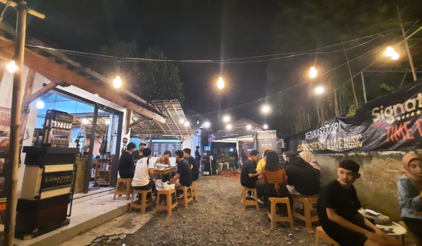 Kedai Kopi He Kafei Nova Kumalasari (Nophe), 1. DUE CAFE, 2. Njajan.co 04, 3. Cafe Susu Putri Bumi, 4. Jong Cafe, 5. Asem Jawa Cafe, 6. Sembawang Cafe, 7. Kedai Kopi Tanpa Nama, 8. D’milk Kedai Susu, 9. Ala Cafe Madam’e Banjarharjo, 10. VOC kafe, 11. Aldan Coffee, 12. Gila Duren, 13. Kedai Ceker Ndower, 14. Family Billiard &amp; Coffee, 15. Rumah Makan Kedung Roso, 16. Kupat Blengong Kasturi Rajak Putra, 17. Rumah Makan Alang Alang, 18. Rumah Makan Pak Tarwud, 19. Cam Cafe, 20. SIGELENG COFFEE &amp; EATERY (Tutup), 21. Royal Cafe, 22. King’s Coffee Brebes, 23. Kedai Kopi He Kafei, 24. Asem Jawa Kafe, 25. Janji Jiwa, 26. Cafe Milk 3, 27. TEND Coffee and Tea (Tutup), 28. Puspa Deck (Tutup), 29. Rajaswa Coffee