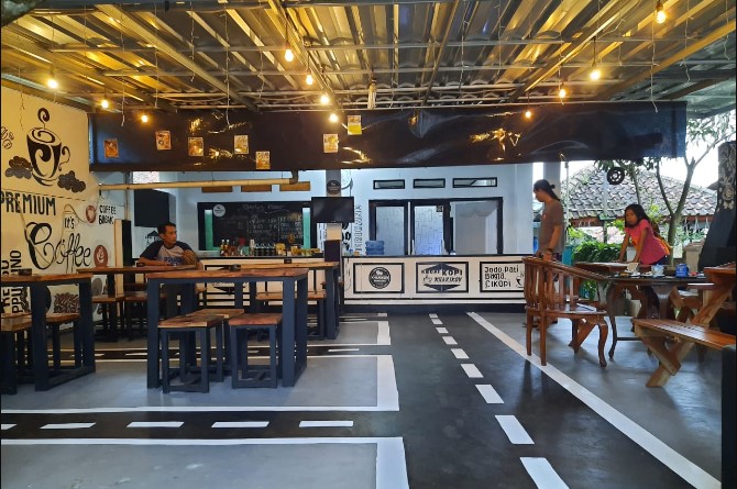 Kedai Kopi Kharikov Sumedang Fakih UP, 1. Ngopi Doeloe, 2. Orchid Bakery and Resto, 3. Selaz Cafe, 4. Ngopi Bung, 5. Kedai Kopi Roemah 151, 6. Warung Si Hitam – D’Rumahibu Cafe &amp; Resto, 7. Bukan Cafe dan Resto, 8. Nyusu Doeloe, 9. Toga Peak Cafe, 10. Balad Coffee (Tutup), 11. Giggle box Cafe and Resto, 12. Cafe Sumantri, 13. Plumeria Cafe &amp; Creative Space, 14. Plumeria House, 15. Kedai Wake Up, 16. Banyu Biru Cafe, 17. Manualism Coffee, 18. Ex Drink Me (Tutup), 19. Wasabi Sushi &amp; Ramen Jatinangor, 20. Spot Cafe Carwash and Barbershop (Tutup), 21. Saung Alam Flora, 22. Amala Coffee, 23. Sawala Space &amp; Café, 24. Past Story, 25. LIMASAN’s FINEST – CAFE, 26. Katenjo Chill Space &amp; Coffee Bar, 27. Kopi Brontak, 28. Hej House, 29. Athenary Coffee, 30. Kedai Kopi Kharikov Sumedang, 31. Amore Cafe, 32. Milda’s House Cafe, 33. Cafe Saga, 34. Eilaji Coffee, 35. Sarvara Coffee &amp; Chill space, 36. Cheko Cafe Resto (Tutup), 37. Appa Cafe