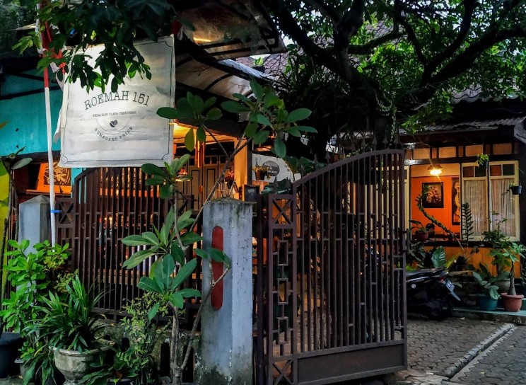 Kedai Kopi Roemah 151, 1. Ngopi Doeloe, 2. Orchid Bakery and Resto, 3. Selaz Cafe, 4. Ngopi Bung, 5. Kedai Kopi Roemah 151, 6. Warung Si Hitam – D’Rumahibu Cafe &amp; Resto, 7. Bukan Cafe dan Resto, 8. Nyusu Doeloe, 9. Toga Peak Cafe, 10. Balad Coffee (Tutup), 11. Giggle box Cafe and Resto, 12. Cafe Sumantri, 13. Plumeria Cafe &amp; Creative Space, 14. Plumeria House, 15. Kedai Wake Up, 16. Banyu Biru Cafe, 17. Manualism Coffee, 18. Ex Drink Me (Tutup), 19. Wasabi Sushi &amp; Ramen Jatinangor, 20. Spot Cafe Carwash and Barbershop (Tutup), 21. Saung Alam Flora, 22. Amala Coffee, 23. Sawala Space &amp; Café, 24. Past Story, 25. LIMASAN’s FINEST – CAFE, 26. Katenjo Chill Space &amp; Coffee Bar, 27. Kopi Brontak, 28. Hej House, 29. Athenary Coffee, 30. Kedai Kopi Kharikov Sumedang, 31. Amore Cafe, 32. Milda’s House Cafe, 33. Cafe Saga, 34. Eilaji Coffee, 35. Sarvara Coffee &amp; Chill space, 36. Cheko Cafe Resto (Tutup), 37. Appa Cafe