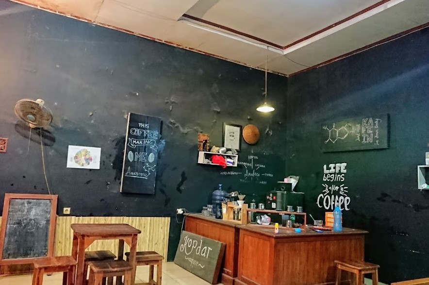 Kedai Kopi Tanpa Nama, 1. DUE CAFE, 2. Njajan.co 04, 3. Cafe Susu Putri Bumi, 4. Jong Cafe, 5. Asem Jawa Cafe, 6. Sembawang Cafe, 7. Kedai Kopi Tanpa Nama, 8. D’milk Kedai Susu, 9. Ala Cafe Madam’e Banjarharjo, 10. VOC kafe, 11. Aldan Coffee, 12. Gila Duren, 13. Kedai Ceker Ndower, 14. Family Billiard &amp; Coffee, 15. Rumah Makan Kedung Roso, 16. Kupat Blengong Kasturi Rajak Putra, 17. Rumah Makan Alang Alang, 18. Rumah Makan Pak Tarwud, 19. Cam Cafe, 20. SIGELENG COFFEE &amp; EATERY (Tutup), 21. Royal Cafe, 22. King’s Coffee Brebes, 23. Kedai Kopi He Kafei, 24. Asem Jawa Kafe, 25. Janji Jiwa, 26. Cafe Milk 3, 27. TEND Coffee and Tea (Tutup), 28. Puspa Deck (Tutup), 29. Rajaswa Coffee