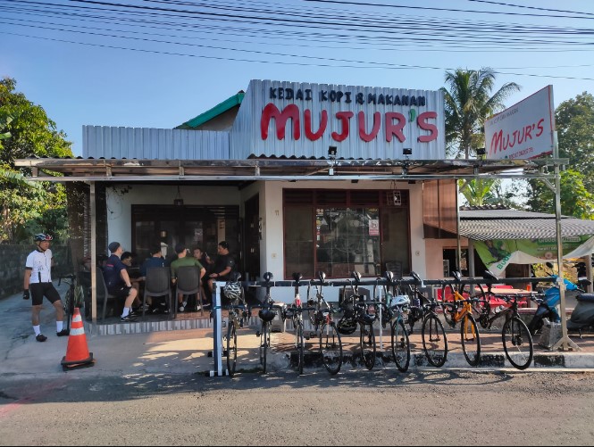 Kedai Mujur's Aldo Jonathan, 1. Argo Loro Kopi, 2. Kopi DjuWos, 3. Pendopo Alit Boyolali, 4. Opallet Cafe, 5. Hekya Cafe, 6. Daipilong LabaLaba Boyolali, 7. Kedai Mujur’s, 8. KEDAI MATMOEN, 9. Vappiano Resto &amp; Cafe, 10. Pim n pom Fried Chicken, 11. Omah Bakar On The Street, 12. Horock Coffee Boyolali, 13. Deselokaton Boyolali, 14. Breakout Tea &amp; Coffee, 15. Clear up Cafe (Tutup), 16. Culture Coffee Boyolali, 17. Amor coffee talks, 18. Maha.pinkcafe, 19. KiNG Coffee Boyolali, 20. Omah Dewe Cafe, 21. Dembakoe Cafe, 22. D’ Garden Cafe Selo, 23. Kafe Organik Etasia, 24. AA Cafe Resto, 25. Kohaku Cafe, 26. Macchiato Coffee, 27. Skapat Coffee House, 28. Mario Star Coffee, 29. T-Co Caffe (Tutup), 30. Clear Up Eatery &amp; Mixology (Tutup), 31. Social Garden (Tutup), 32. W-dangan Kandang Sapi (Tutup)