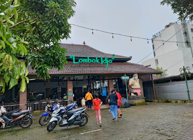 Lombok Idjo Purwokerto Ivan Purmiasa Vlogs, 1. Waroenk Ora Umum, 2. Ambalika Restaurant, 3. At Cafe Campus, 4. d’Java Steak, 5. Djago Jowo, 6. Warak Koffie, 7. Gubug Makan Mang Engking, 8. Kedai Om Jul, 9. Kitchen Chef (Tutup), 10. Kukuruyuk (Tutup), 11. Lombok Idjo, 12. Niki Eco, 13. Oemah Daun Cafe &amp; Resto, 14. Restoran Taman Pringgading, 15. Red Chili Purwokerto, 16. RM. Cahaya Mas Purwokerto, 17. Shi-Da (Tutup), 18. Table Nine Resto, 19. Umaeh Inyong, 20. Waroeng nDeso Traditional Restaurant, 21. Waroeng Pisa, 22. Warung Tetehna, 23. Society Coffee House, 24. Warunk Upnormal (Tutup), 25. Level Up Resto &amp; Bar, 26. Adhang Pangeran, 27. Loja De Cafe, 28. Caravan Kopi (Tutup), 29. Kopi.kebon, 30. Singgah Coffee &amp; Book, 31. Dapoer Djagongan, 32. Hangout Cafe and Restaurant, 33. Whiteness  Cafe, 34. Eco 21, 35. Badrei Coffee