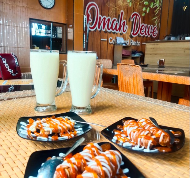 Omah Dewe Cafe Jayanti 80, 1. Argo Loro Kopi, 2. Kopi DjuWos, 3. Pendopo Alit Boyolali, 4. Opallet Cafe, 5. Hekya Cafe, 6. Daipilong LabaLaba Boyolali, 7. Kedai Mujur’s, 8. KEDAI MATMOEN, 9. Vappiano Resto &amp; Cafe, 10. Pim n pom Fried Chicken, 11. Omah Bakar On The Street, 12. Horock Coffee Boyolali, 13. Deselokaton Boyolali, 14. Breakout Tea &amp; Coffee, 15. Clear up Cafe (Tutup), 16. Culture Coffee Boyolali, 17. Amor coffee talks, 18. Maha.pinkcafe, 19. KiNG Coffee Boyolali, 20. Omah Dewe Cafe, 21. Dembakoe Cafe, 22. D’ Garden Cafe Selo, 23. Kafe Organik Etasia, 24. AA Cafe Resto, 25. Kohaku Cafe, 26. Macchiato Coffee, 27. Skapat Coffee House, 28. Mario Star Coffee, 29. T-Co Caffe (Tutup), 30. Clear Up Eatery &amp; Mixology (Tutup), 31. Social Garden (Tutup), 32. W-dangan Kandang Sapi (Tutup)
