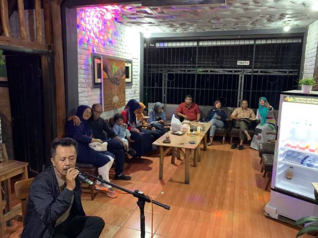Past story Egi Saputra, 1. Ngopi Doeloe, 2. Orchid Bakery and Resto, 3. Selaz Cafe, 4. Ngopi Bung, 5. Kedai Kopi Roemah 151, 6. Warung Si Hitam – D’Rumahibu Cafe &amp; Resto, 7. Bukan Cafe dan Resto, 8. Nyusu Doeloe, 9. Toga Peak Cafe, 10. Balad Coffee (Tutup), 11. Giggle box Cafe and Resto, 12. Cafe Sumantri, 13. Plumeria Cafe &amp; Creative Space, 14. Plumeria House, 15. Kedai Wake Up, 16. Banyu Biru Cafe, 17. Manualism Coffee, 18. Ex Drink Me (Tutup), 19. Wasabi Sushi &amp; Ramen Jatinangor, 20. Spot Cafe Carwash and Barbershop (Tutup), 21. Saung Alam Flora, 22. Amala Coffee, 23. Sawala Space &amp; Café, 24. Past Story, 25. LIMASAN’s FINEST – CAFE, 26. Katenjo Chill Space &amp; Coffee Bar, 27. Kopi Brontak, 28. Hej House, 29. Athenary Coffee, 30. Kedai Kopi Kharikov Sumedang, 31. Amore Cafe, 32. Milda’s House Cafe, 33. Cafe Saga, 34. Eilaji Coffee, 35. Sarvara Coffee &amp; Chill space, 36. Cheko Cafe Resto (Tutup), 37. Appa Cafe