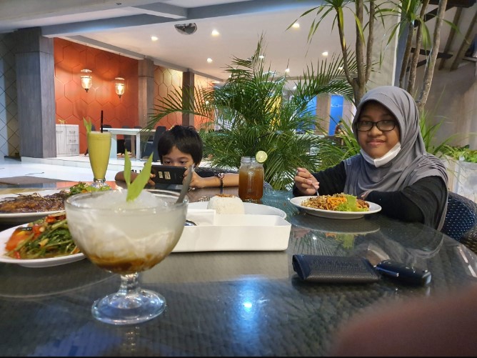 Restoran Taman Pringgading Agoes Poernomo, 1. Waroenk Ora Umum, 2. Ambalika Restaurant, 3. At Cafe Campus, 4. d’Java Steak, 5. Djago Jowo, 6. Warak Koffie, 7. Gubug Makan Mang Engking, 8. Kedai Om Jul, 9. Kitchen Chef (Tutup), 10. Kukuruyuk (Tutup), 11. Lombok Idjo, 12. Niki Eco, 13. Oemah Daun Cafe &amp; Resto, 14. Restoran Taman Pringgading, 15. Red Chili Purwokerto, 16. RM. Cahaya Mas Purwokerto, 17. Shi-Da (Tutup), 18. Table Nine Resto, 19. Umaeh Inyong, 20. Waroeng nDeso Traditional Restaurant, 21. Waroeng Pisa, 22. Warung Tetehna, 23. Society Coffee House, 24. Warunk Upnormal (Tutup), 25. Level Up Resto &amp; Bar, 26. Adhang Pangeran, 27. Loja De Cafe, 28. Caravan Kopi (Tutup), 29. Kopi.kebon, 30. Singgah Coffee &amp; Book, 31. Dapoer Djagongan, 32. Hangout Cafe and Restaurant, 33. Whiteness  Cafe, 34. Eco 21, 35. Badrei Coffee
