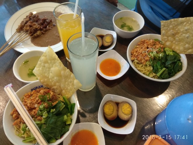 Rumah Makan Kukuruyuk Andy Wibowo, 1. Waroenk Ora Umum, 2. Ambalika Restaurant, 3. At Cafe Campus, 4. d’Java Steak, 5. Djago Jowo, 6. Warak Koffie, 7. Gubug Makan Mang Engking, 8. Kedai Om Jul, 9. Kitchen Chef (Tutup), 10. Kukuruyuk (Tutup), 11. Lombok Idjo, 12. Niki Eco, 13. Oemah Daun Cafe &amp; Resto, 14. Restoran Taman Pringgading, 15. Red Chili Purwokerto, 16. RM. Cahaya Mas Purwokerto, 17. Shi-Da (Tutup), 18. Table Nine Resto, 19. Umaeh Inyong, 20. Waroeng nDeso Traditional Restaurant, 21. Waroeng Pisa, 22. Warung Tetehna, 23. Society Coffee House, 24. Warunk Upnormal (Tutup), 25. Level Up Resto &amp; Bar, 26. Adhang Pangeran, 27. Loja De Cafe, 28. Caravan Kopi (Tutup), 29. Kopi.kebon, 30. Singgah Coffee &amp; Book, 31. Dapoer Djagongan, 32. Hangout Cafe and Restaurant, 33. Whiteness  Cafe, 34. Eco 21, 35. Badrei Coffee