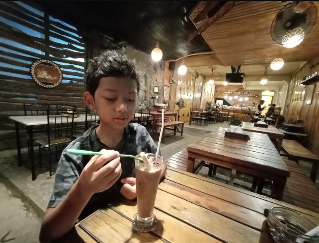 Ruko Coffee Bean Shop (Rumah Kopi), 1. Rumah Koffie Mr. Ino, 2. Teringat Kopi, 3. Cannella Cafe, 4. Kopi Janji Jiwa, 5. Teras Kita, 6. Taste Coffee, 7. Ruko Coffee Bean Shop, 8. Halaman Indramayu, 9. LO.LO Coffee & Resto Indramayu, 10. Rannum Space, 11. Dip Cafe, 12. District Cafe, 13. Milk Lova Cafè (Tutup), 14. Kedai DJIROLOE, 15. Cowboy Cafe, 16. Dapur Bunda, 17. Siesan Tea Of Taiwan (outlet), 18. FREETIME CAFE (Tutup), 19. Kali Susu Kafe (Tutup), 20. Cangkir Senja, 21. Cafe Queen, 22. Coffee Land Out Layaly (Tutup), 23. Zon@ Kongkow, 24. D&G Cafe, 25. Coffee Zak, 26. D’plan Resto & Caffe, 27. Kedai Rustic Indramayu