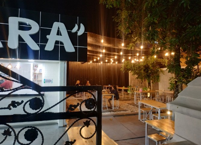 SEGARA CAFE rio paradika, 1. Kurma Resto &amp; Coffee Shop, 2. kopiNAN.co, 3. Cafe 33, 4. Constante Coffee &amp; Cake, 5. BELIKOPI. BLORA, 6. Metro Coffee, 7. Samin Coffee Shop, 8. Teko Latte, 9. Kedai Wilis, 10. Kafe Manggala, 11. Warung Iwak Kali Tempuran, 12. Londho Coffee Shop, 13. Tigasembilan, 14. Seteduh Coffee, 15. Jukopi, 16. Loss Cafe, 17. Its Milk Blora (Tutup), 18. Rodeo Angkring &amp; Cafe, 19. YY’s White house (Tutup), 20. Kedai Gang Mangga, 21. Constante coffee &amp; cake, 22. Tekolate2nd, 23. Segara Cafe, 24. Coffee and Cafe BEN’s, 25. Play Cafe Blora, 26. Omah Majapahit, 27. Angkringan Level Up Blora, 28. Sedjoli Blora, 29. Chara Ice Cream, 30. My Chicken Cafe &amp; Resto (Tutup), 31. Book.ing Library &amp; Cafe