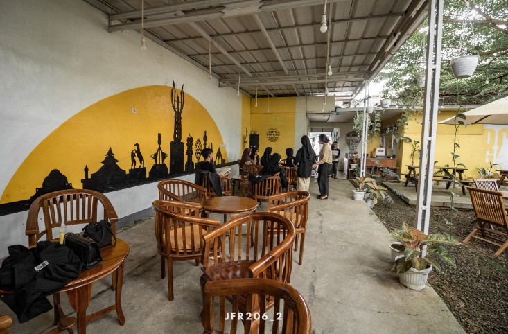 Sawala Space &amp; Café Jafar Apay 206, 1. Ngopi Doeloe, 2. Orchid Bakery and Resto, 3. Selaz Cafe, 4. Ngopi Bung, 5. Kedai Kopi Roemah 151, 6. Warung Si Hitam – D’Rumahibu Cafe &amp; Resto, 7. Bukan Cafe dan Resto, 8. Nyusu Doeloe, 9. Toga Peak Cafe, 10. Balad Coffee (Tutup), 11. Giggle box Cafe and Resto, 12. Cafe Sumantri, 13. Plumeria Cafe &amp; Creative Space, 14. Plumeria House, 15. Kedai Wake Up, 16. Banyu Biru Cafe, 17. Manualism Coffee, 18. Ex Drink Me (Tutup), 19. Wasabi Sushi &amp; Ramen Jatinangor, 20. Spot Cafe Carwash and Barbershop (Tutup), 21. Saung Alam Flora, 22. Amala Coffee, 23. Sawala Space &amp; Café, 24. Past Story, 25. LIMASAN’s FINEST – CAFE, 26. Katenjo Chill Space &amp; Coffee Bar, 27. Kopi Brontak, 28. Hej House, 29. Athenary Coffee, 30. Kedai Kopi Kharikov Sumedang, 31. Amore Cafe, 32. Milda’s House Cafe, 33. Cafe Saga, 34. Eilaji Coffee, 35. Sarvara Coffee &amp; Chill space, 36. Cheko Cafe Resto (Tutup), 37. Appa Cafe