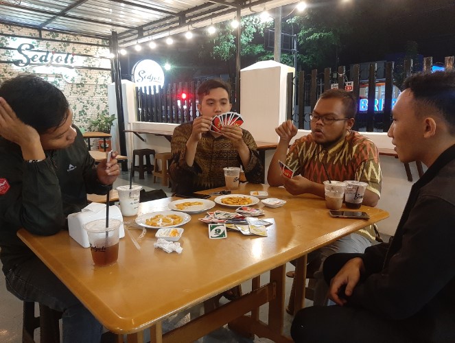 Sedjoli Andy Kurniawan, 1. Kurma Resto &amp; Coffee Shop, 2. kopiNAN.co, 3. Cafe 33, 4. Constante Coffee &amp; Cake, 5. BELIKOPI. BLORA, 6. Metro Coffee, 7. Samin Coffee Shop, 8. Teko Latte, 9. Kedai Wilis, 10. Kafe Manggala, 11. Warung Iwak Kali Tempuran, 12. Londho Coffee Shop, 13. Tigasembilan, 14. Seteduh Coffee, 15. Jukopi, 16. Loss Cafe, 17. Its Milk Blora (Tutup), 18. Rodeo Angkring &amp; Cafe, 19. YY’s White house (Tutup), 20. Kedai Gang Mangga, 21. Constante coffee &amp; cake, 22. Tekolate2nd, 23. Segara Cafe, 24. Coffee and Cafe BEN’s, 25. Play Cafe Blora, 26. Omah Majapahit, 27. Angkringan Level Up Blora, 28. Sedjoli Blora, 29. Chara Ice Cream, 30. My Chicken Cafe &amp; Resto (Tutup), 31. Book.ing Library &amp; Cafe