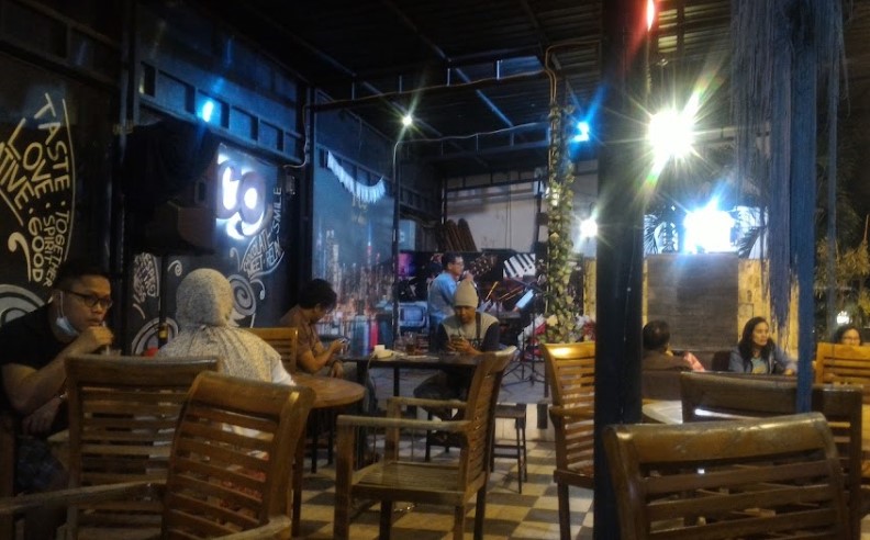 T-Co Caffe Muh. Zakki Kurniawan, 1. Argo Loro Kopi, 2. Kopi DjuWos, 3. Pendopo Alit Boyolali, 4. Opallet Cafe, 5. Hekya Cafe, 6. Daipilong LabaLaba Boyolali, 7. Kedai Mujur’s, 8. KEDAI MATMOEN, 9. Vappiano Resto &amp; Cafe, 10. Pim n pom Fried Chicken, 11. Omah Bakar On The Street, 12. Horock Coffee Boyolali, 13. Deselokaton Boyolali, 14. Breakout Tea &amp; Coffee, 15. Clear up Cafe (Tutup), 16. Culture Coffee Boyolali, 17. Amor coffee talks, 18. Maha.pinkcafe, 19. KiNG Coffee Boyolali, 20. Omah Dewe Cafe, 21. Dembakoe Cafe, 22. D’ Garden Cafe Selo, 23. Kafe Organik Etasia, 24. AA Cafe Resto, 25. Kohaku Cafe, 26. Macchiato Coffee, 27. Skapat Coffee House, 28. Mario Star Coffee, 29. T-Co Caffe (Tutup), 30. Clear Up Eatery &amp; Mixology (Tutup), 31. Social Garden (Tutup), 32. W-dangan Kandang Sapi (Tutup)