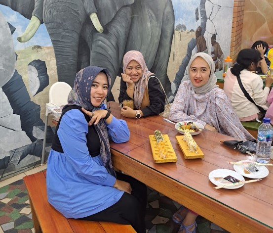 Teras Kita Ika Ratikah, 1. Rumah Koffie Mr. Ino, 2. Teringat Kopi, 3. Cannella Cafe, 4. Kopi Janji Jiwa, 5. Teras Kita, 6. Taste Coffee, 7. Ruko Coffee Bean Shop, 8. Halaman Indramayu, 9. LO.LO Coffee & Resto Indramayu, 10. Rannum Space, 11. Dip Cafe, 12. District Cafe, 13. Milk Lova Cafè (Tutup), 14. Kedai DJIROLOE, 15. Cowboy Cafe, 16. Dapur Bunda, 17. Siesan Tea Of Taiwan (outlet), 18. FREETIME CAFE (Tutup), 19. Kali Susu Kafe (Tutup), 20. Cangkir Senja, 21. Cafe Queen, 22. Coffee Land Out Layaly (Tutup), 23. Zon@ Kongkow, 24. D&G Cafe, 25. Coffee Zak, 26. D’plan Resto & Caffe, 27. Kedai Rustic Indramayu