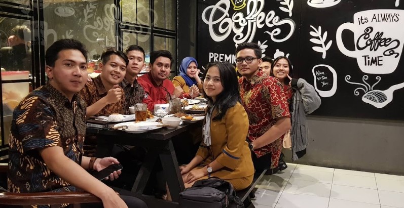 Warung si Hitam Raisya Aprillia, 1. Ngopi Doeloe, 2. Orchid Bakery and Resto, 3. Selaz Cafe, 4. Ngopi Bung, 5. Kedai Kopi Roemah 151, 6. Warung Si Hitam – D’Rumahibu Cafe &amp; Resto, 7. Bukan Cafe dan Resto, 8. Nyusu Doeloe, 9. Toga Peak Cafe, 10. Balad Coffee (Tutup), 11. Giggle box Cafe and Resto, 12. Cafe Sumantri, 13. Plumeria Cafe &amp; Creative Space, 14. Plumeria House, 15. Kedai Wake Up, 16. Banyu Biru Cafe, 17. Manualism Coffee, 18. Ex Drink Me (Tutup), 19. Wasabi Sushi &amp; Ramen Jatinangor, 20. Spot Cafe Carwash and Barbershop (Tutup), 21. Saung Alam Flora, 22. Amala Coffee, 23. Sawala Space &amp; Café, 24. Past Story, 25. LIMASAN’s FINEST – CAFE, 26. Katenjo Chill Space &amp; Coffee Bar, 27. Kopi Brontak, 28. Hej House, 29. Athenary Coffee, 30. Kedai Kopi Kharikov Sumedang, 31. Amore Cafe, 32. Milda’s House Cafe, 33. Cafe Saga, 34. Eilaji Coffee, 35. Sarvara Coffee &amp; Chill space, 36. Cheko Cafe Resto (Tutup), 37. Appa Cafe