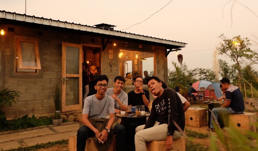 Wintosh Coffee Efendy Aprianto, 1. Bioskop Mie &amp; Kopi, 2. Wintosh Coffee, 3. Forest Kopi, 4. Jiwalova Kopi, 5. Terakota Coffee &amp; Donut, 6. Tombo Coffee, 7. COCONUT SEASIDE (Tutup), 8. Salala Beach, 9. La Vanya – Beach Cafe, 10. VINZ COFFEE &amp; RESTO, 11. Sangria Resto Cafe, 12. Cafe Disini Kopi ( R 3 Point ), 13. Metsa Kopi, 14. Pondok Kopi Lebo, 15. Foodpedia Batang (Tutup), 16. de.blado, 17. Nolkoma coffee &amp; space, 18. Hello Beach, 19. Ngopa Ngopi Sigandu, 20. Kayana Kopi, 21. D Prigi Coffe Food &amp; beverage, 22. Like Mie &amp; Coffee, 23. Joes Coffee, 24. Bersinggah 2.0 Coffee Space &amp; Culinary, 25. Kapeo On The Beach, 26. Bersinggah 1.0, 27. BELIKOPI. BATANG