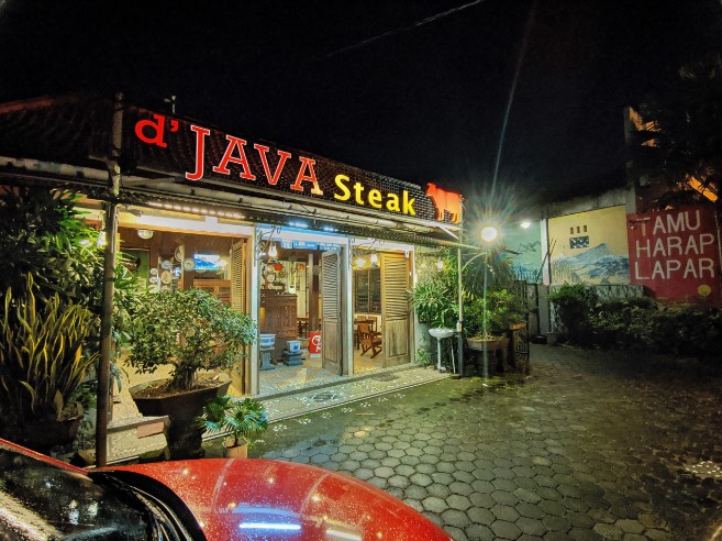 d'Java Steak rizal purba, 1. Waroenk Ora Umum, 2. Ambalika Restaurant, 3. At Cafe Campus, 4. d’Java Steak, 5. Djago Jowo, 6. Warak Koffie, 7. Gubug Makan Mang Engking, 8. Kedai Om Jul, 9. Kitchen Chef (Tutup), 10. Kukuruyuk (Tutup), 11. Lombok Idjo, 12. Niki Eco, 13. Oemah Daun Cafe &amp; Resto, 14. Restoran Taman Pringgading, 15. Red Chili Purwokerto, 16. RM. Cahaya Mas Purwokerto, 17. Shi-Da (Tutup), 18. Table Nine Resto, 19. Umaeh Inyong, 20. Waroeng nDeso Traditional Restaurant, 21. Waroeng Pisa, 22. Warung Tetehna, 23. Society Coffee House, 24. Warunk Upnormal (Tutup), 25. Level Up Resto &amp; Bar, 26. Adhang Pangeran, 27. Loja De Cafe, 28. Caravan Kopi (Tutup), 29. Kopi.kebon, 30. Singgah Coffee &amp; Book, 31. Dapoer Djagongan, 32. Hangout Cafe and Restaurant, 33. Whiteness  Cafe, 34. Eco 21, 35. Badrei Coffee
